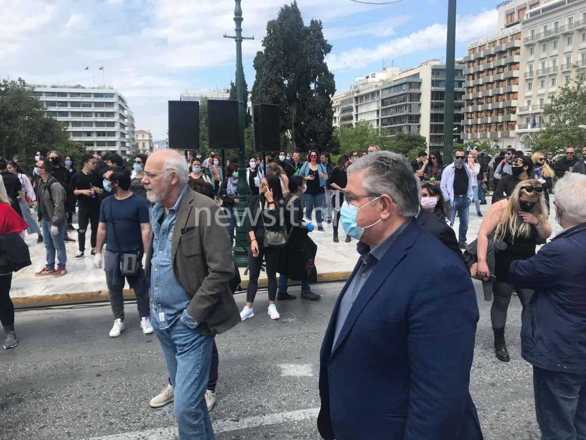 Σύνταγμα: Οι καλλιτέχνες διαδηλώνουν με μάσκες και σχοινιά