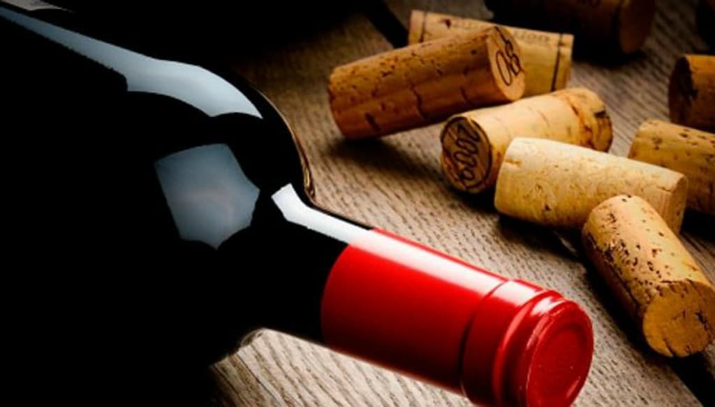 Το κόλπο να βγάλεις εύκολα τον φελλό από το μπουκάλι (VIDEO)