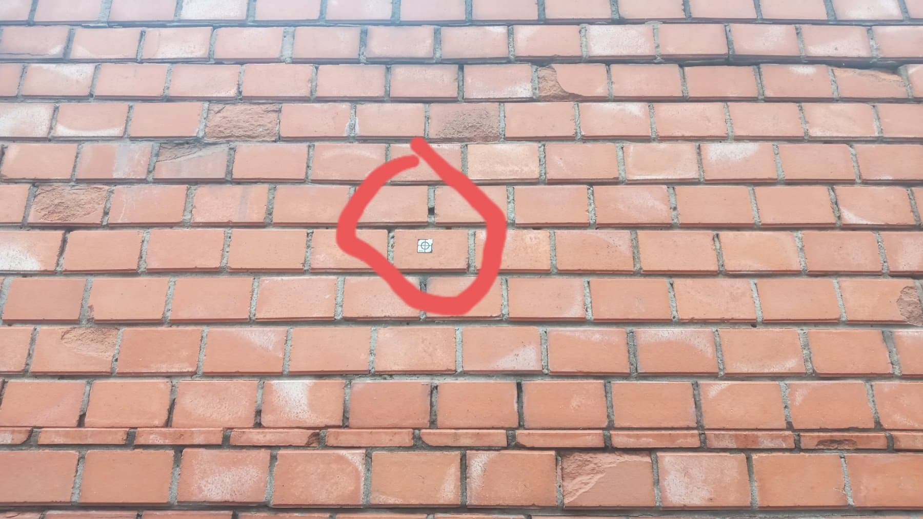 Ουκρανία: Σε κτίρια διπλωματικών αποστολών στο Κίεβο βρεθήκαν σημάδια, που μοιάζουν με στόχους