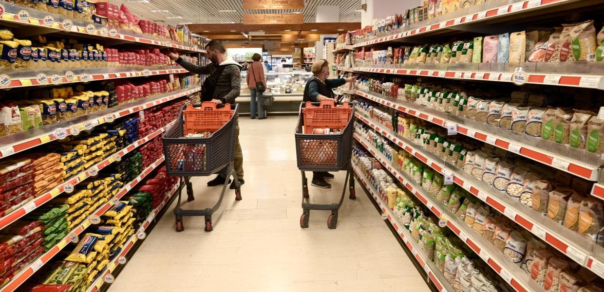 Στουρνάρας εκθέτει Μητσοτάκη / Η Ελλάδα από τις ακριβότερες χώρες της ευρωζώνης σε βασικά προϊόντα