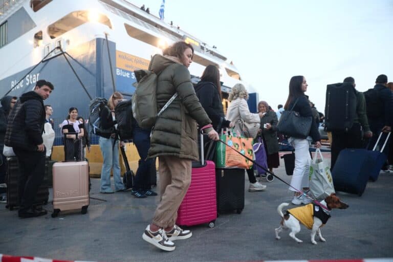 Ουρές στις εξόδους: Ταλαιπωρία στο λιμάνι του Πειραιά