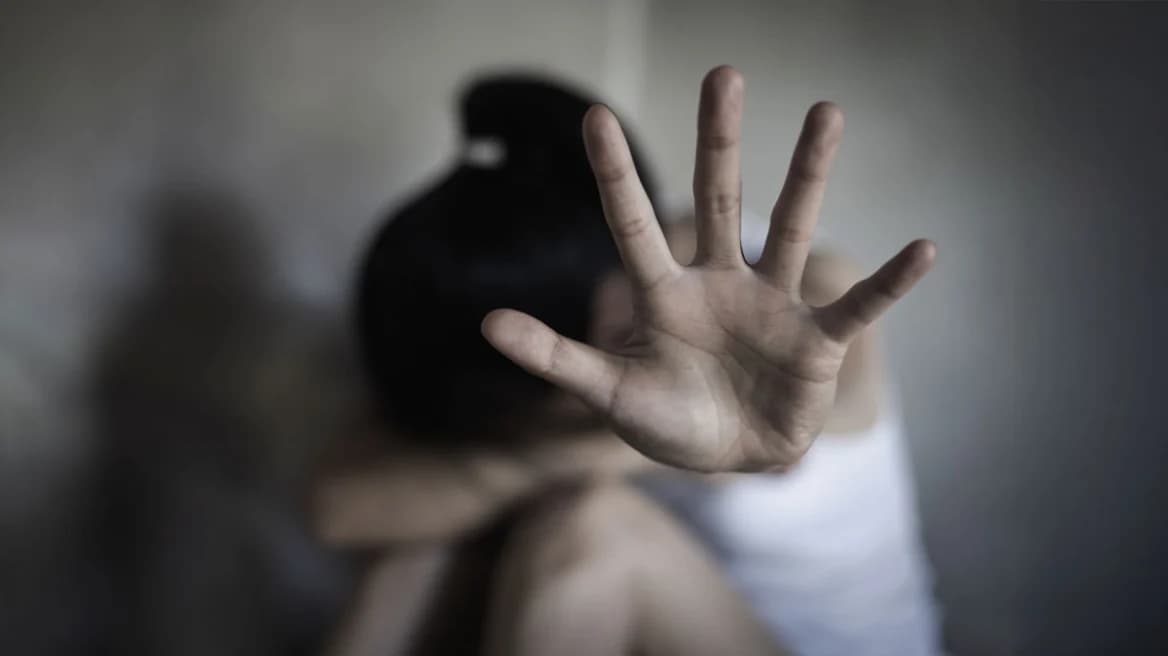 ανήλικη κορίτσι μπαλκόνι Βόλος ενδοοικογενειακή βία