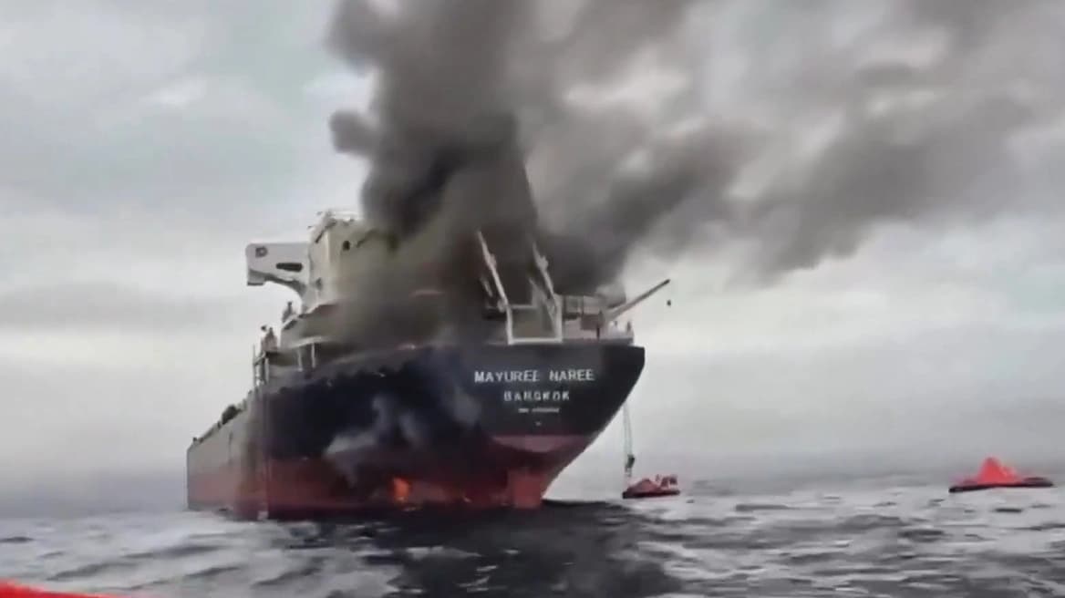 φορτηγό πλοίο στο στενό του Ορμούζ