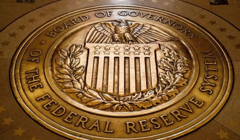 FED: Αμετάβλητα τα επιτόκια – «Αβέβαιες οι επιπτώσεις του πολέμου»