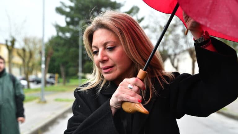 Γνωστός επιχειρηματίας στο πλευρό της Μ. Καρυστιανού