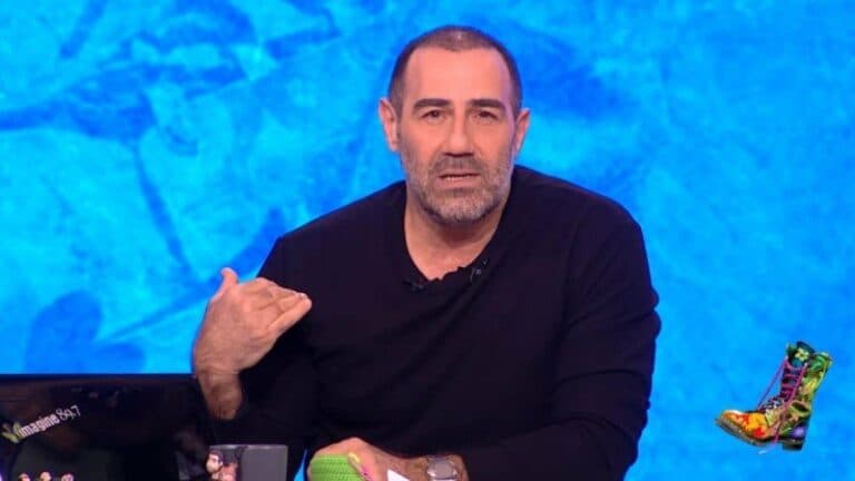 Δίνει στεγνά τον Μητσοτάκη ο Αντώνης Κανάκης! Τον προσκάλεσαν για να σχολιάσουν ελεύθερα, χωρίς προσυνεννόηση,την επικαιρότητα με βασικό άξονα τα Τέμπη και ακόμα περιμένουν!