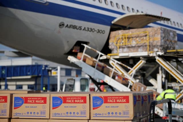 Εφθασε στην Ελλάδα υγειονομικό υλικό 18 τόνων από την Κίνα - Ειδήσεις - νέα - Το Βήμα Online