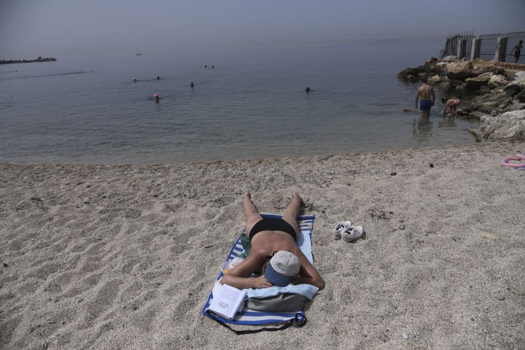 Καιρός: «Χτυπά» 30αρι η θερμοκρασία - Πόσο ισχυροί θα πνέουν οι άνεμοι