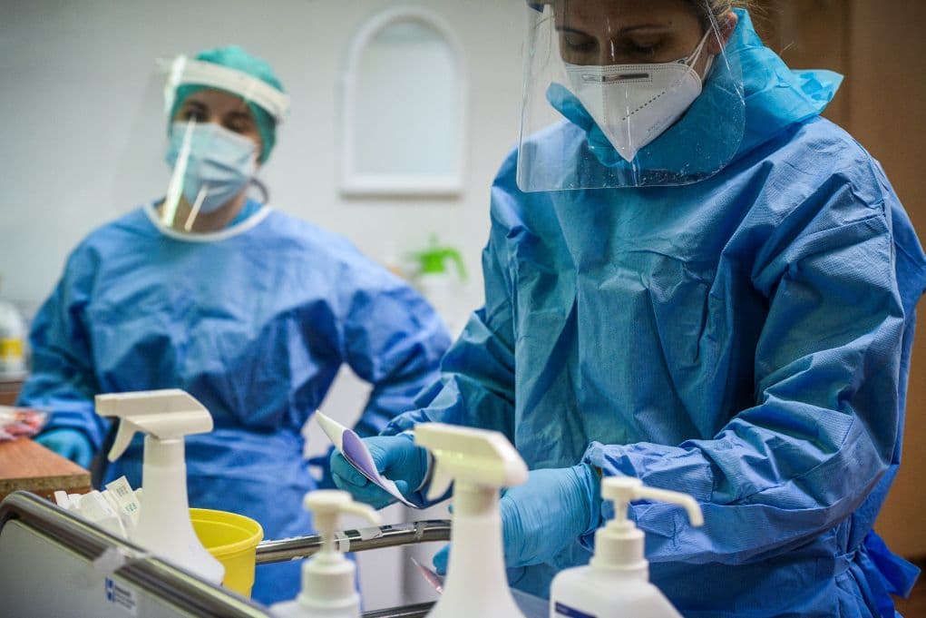 Στα «κόκκινα» το ΕΣΥ με 707 στις ΜΕΘ - 1.496 νέα κρούσματα και 53 νεκροί