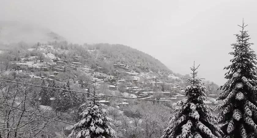 «Ντύθηκαν» στα λευκά τα Τρίκαλα - Μάχη να μείνουν ανοιχτοί οι δρόμοι (VIDEO)