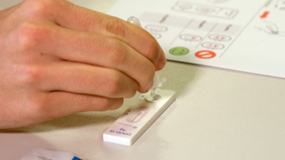 Γεραπετρίτης: Από την Πέμπτη self test σε 900.000 εργαζόμενους