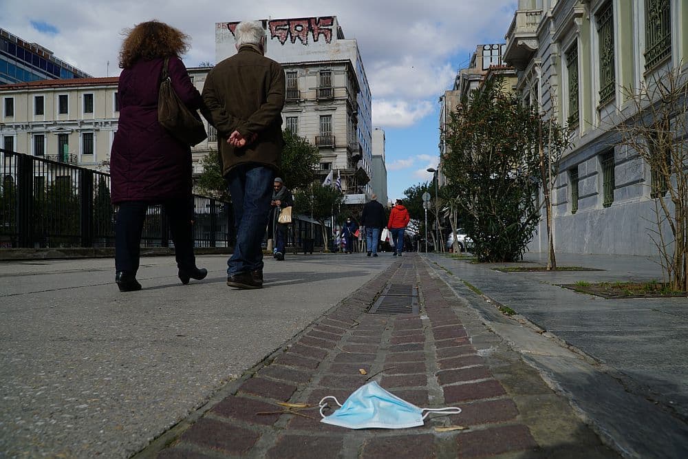 Κορονοϊός: Μάσκες σε νοσοκομεία, γηροκομεία και εμβολιασμός – Ισχυρή σύσταση ΕΟΔΥ.