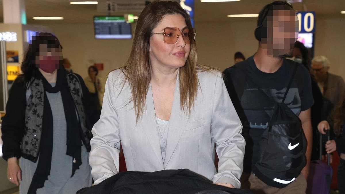 Έλενα Παπαρίζου: Με τρεις τεράστιες βαλίτσες και γκρι κοστούμι - Η επιστροφή στην Ελλάδα μετά τον Β' ημιτελικό στην Eurovision 2024
