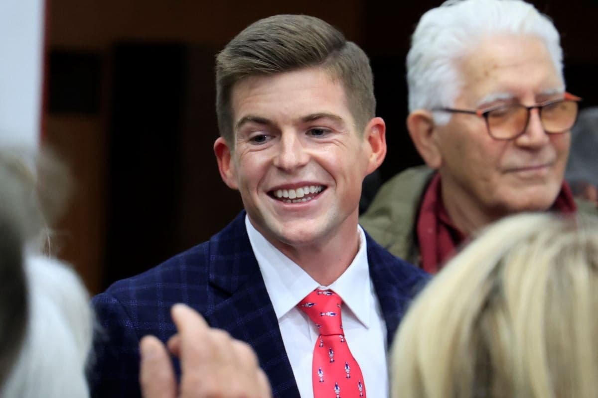 Η Ροζ Γραβάτα του Τάιλερ Μακμπέθ που Κλέβει τις Εντυπώσεις