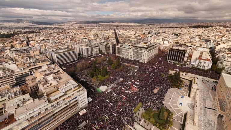 Τέμπη: Διεθνή ΜΜΕ «ζουμάρουν» στην Ελλάδα – Τι γράφουν για τις συγκεντρώσεις