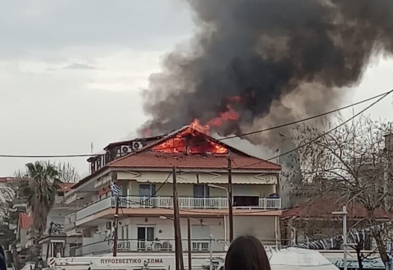 Φωτιά σε σπίτι στη Νέα Καλλικράτεια, Χαλκιδική, την ώρα της παρέλασης