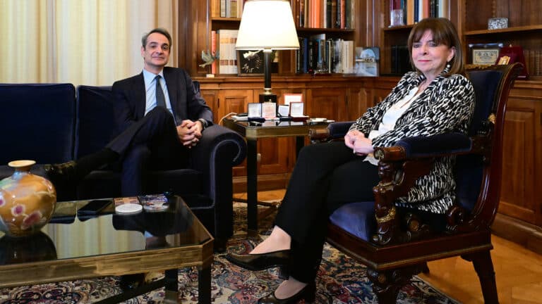 Τελευταίο τετ α τετ Μητσοτάκη με Σακελλαροπούλου: «Σας ευχαριστώ για την προσφορά σας» – «Ευχαριστώ για την εμπιστοσύνη»