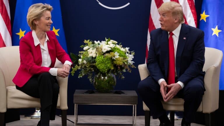 Η Φον ντερ Λάιεν «ποντάρει» σε τετ α τετ με τον Τραμπ στην κηδεία του Πάπα Φραγκίσκου