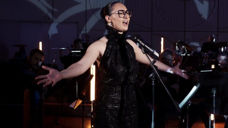 Klavdia: Η μοναδική ερμηνεία της στο «Mon Amour» του Slimane μαζί με την Ορχήστρα της ΕΡΤ