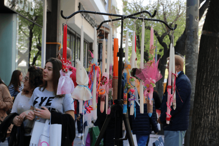 Εορταστικό ωράριο Πάσχα 2025: Τι ώρα κλείνουν σήμερα 10/4 τα μαγαζιά