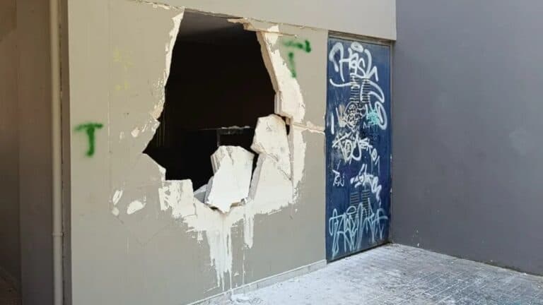 Νέα Ιωνία: Άγριοι βανδαλισμοί σε σχολείο - Άνοιξαν τρύπα σε τοίχο