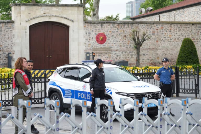 Θρίλερ στον Βόσπορο: Κινητικότητα στο Ντολμά Μπαχτσέ για ειρηνευτικές συνομιλίες