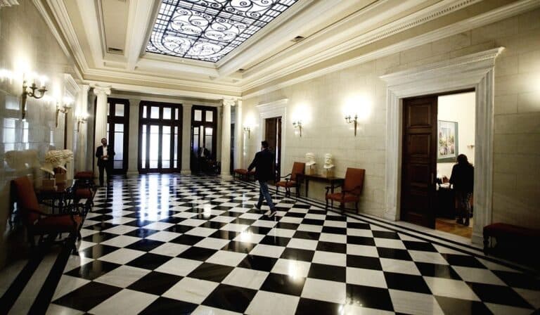 Μία προς το κέντρο, μία προς τα δεξιά