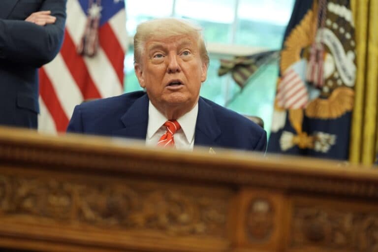 Ο Τραμπ πετάει εκτός τραπεζιού τον Ζελένσκι: «Θα συναντηθώ εγώ με τον Πούτιν για να τελειώσει ο πόλεμος»