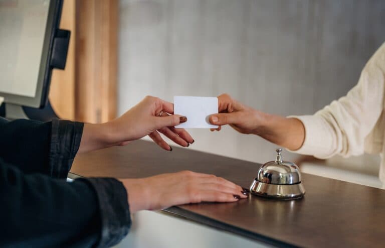 Καταγγελία: «Ύποπτες συμφωνίες σε βάρος ξενοδόχων»