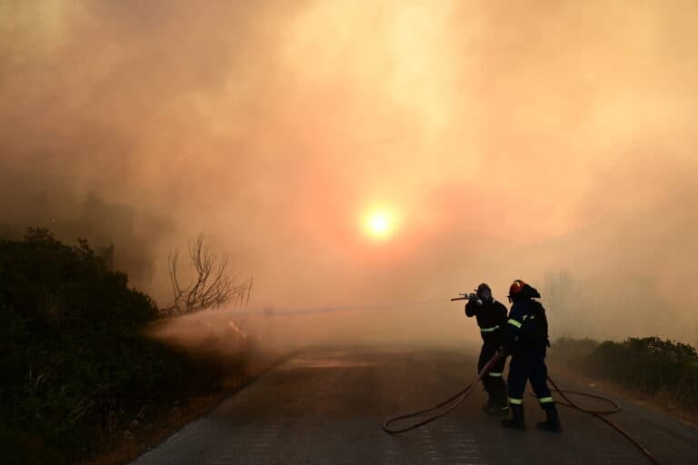 LIVE: Αναζωπύρωση στις φωτιές σε Εύβοια και Φενεό - 112 για εκκένωση του Πισσώνα