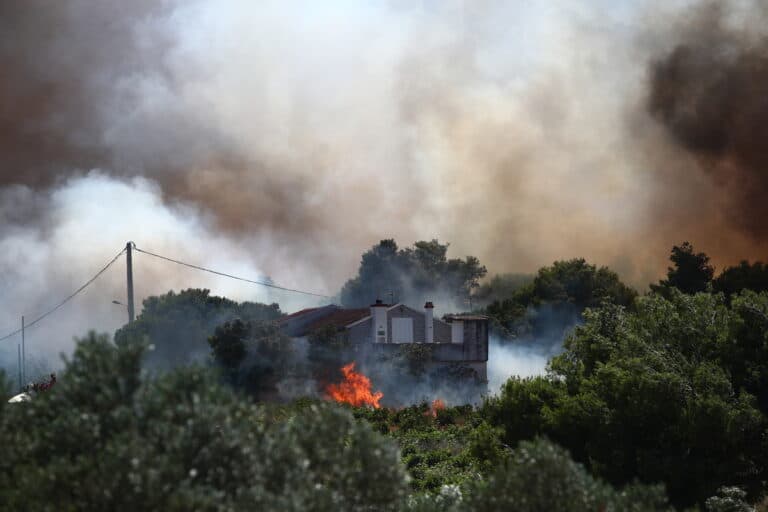 Μεγάλη φωτιά στη Ραφήνα – Απειλούνται κατοικίες