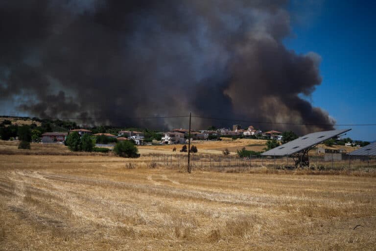 Αναζωπύρωση της φωτιάς στην Εύβοια – Μήνυμα 112 για εκκένωση από τον Πισσώνα
