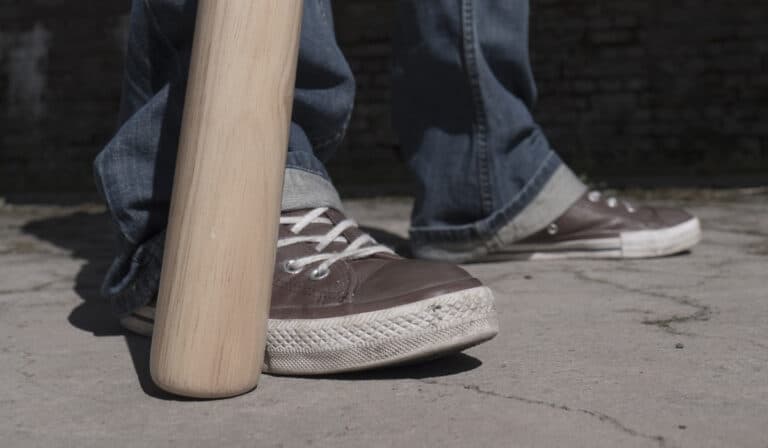 Βγήκαν μαχαίρια μεταξύ νεαρών στην Πλατεία Υμηττού - Τρεις τραυματίες