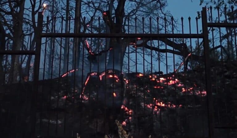 Οριοθετήθηκε η φωτιά στο Γαλάτσι στα σύνορα με το Ψυχικό