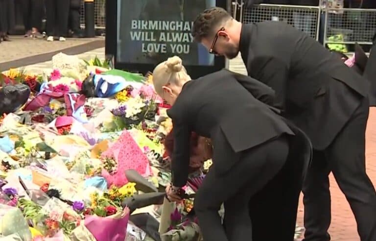 Η συγκινητική άφιξη της Sharon Osbourne στο Μπέρμιγχαμ για την κηδεία του Ozzy