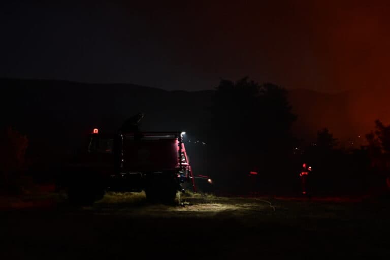 Περίεργη φωτιά ξαφνικά τη νύχτα στην Πολυτεχνειούπολη
