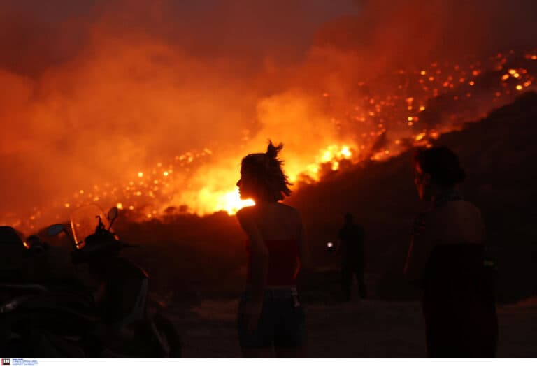 Δραματική νύχτα στην Κερατέα: Φωτιά καταστρέφει περιουσίες και εντοπίζεται σορός ηλικιωμένου