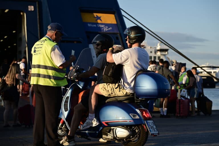Γεμάτα τα πλοία, τα ΚΤΕΛ και οι δρόμοι της Αττικής: Σε πλήρη εξέλιξη η έξοδος των αδειούχων Αυγούστου