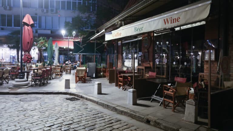 Θεσσαλονίκη: Άγρια συμπλοκή νεαρών στα Λαδάδικα με τραυματισμούς και προσαγωγές