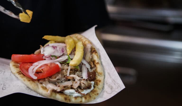 Ακριβό μου… σουβλάκι: Από λαϊκό έδεσμα… είδος πολυτελείας – Πού έφτασε ήδη τα 5 ευρώ