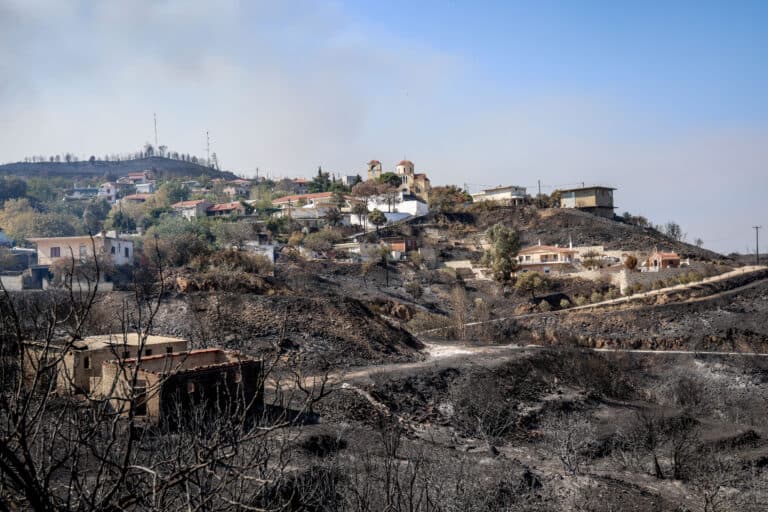 Μάχη με τη φωτιά στη Χίο: Στο πλευρό των πυροσβεστών οι κάτοικοι