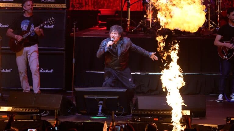 «Ολέ, ολέ, Μιλέι!»: Ο πρόεδρος της Αργεντινής φόρεσε ξανά τα δερμάτινα και «ρόκαρε» μπροστά σε χιλιάδες