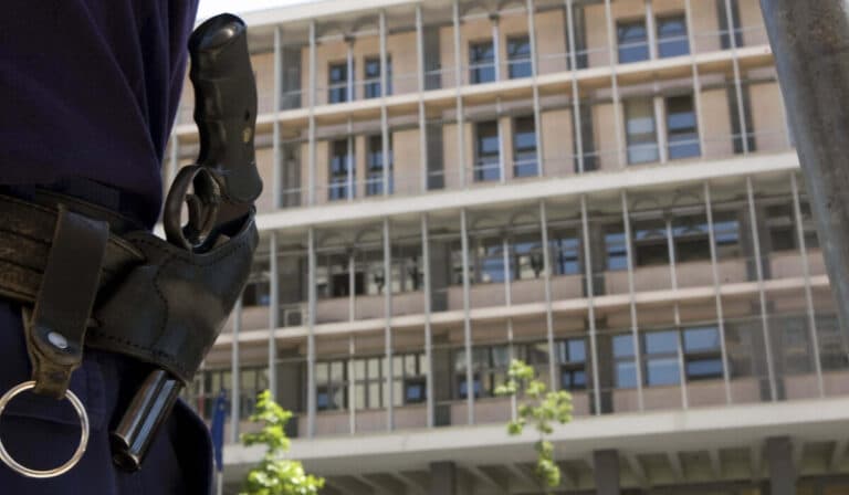 Περιστέρι: Συνελήφθη 48χρονος που ανήρτησε φωτογραφία με πιστόλι σε μέσο κοινωνικής δικτύωσης