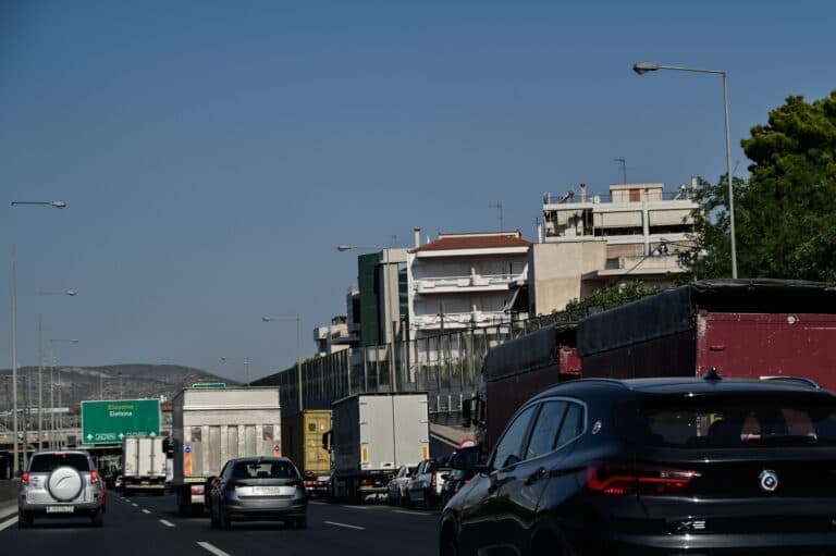 Έπεσε μπετόν στην Αττική Οδό: Καθυστερήσεις άνω των 30 λεπτών προς Ελευσίνα και Αεροδρόμιο