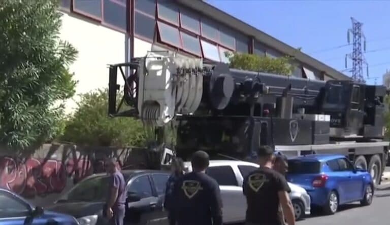 Κερατσίνι: Γερανός έπεσε πάνω σε σταθμευμένα αυτοκίνητα - Τι εξετάζεται