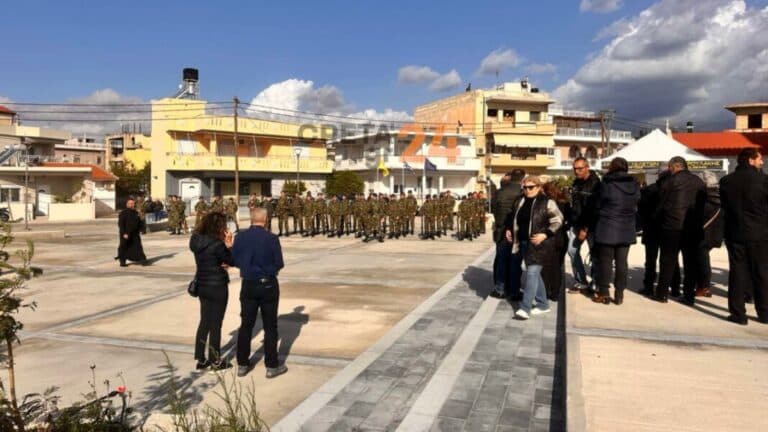 Ηράκλειο: Με λευκά τριαντάφυλλα και στρατιωτικό άγημα η κηδεία του 19χρονου Ραφαήλ