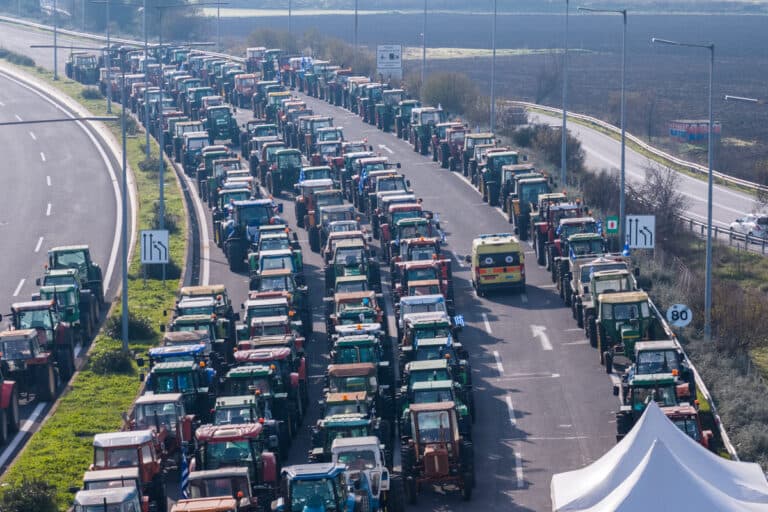 Μπλόκα αγροτών: Αυξημένη κίνηση και καθυστερήσεις στη διαδρομή Θήβα – Λιβαδειά