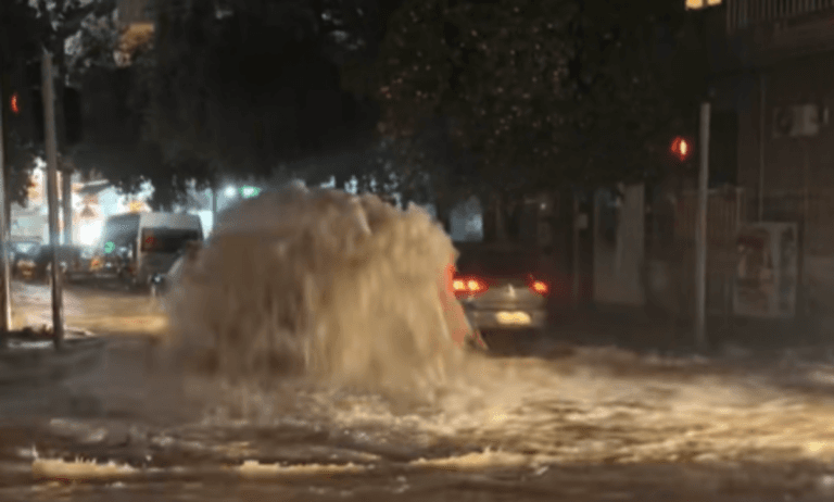 Απίστευτες εικόνες στην Καλλιθέα: Σιντριβάνι σε κεντρικό δρόμο μετά από 40 λεπτά βροχής