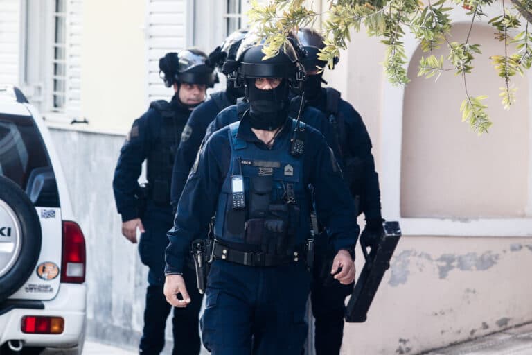 Καλύβια: Είχε στραγγαλίσει τη φίλη του ο Κρητικός που συνελήφθη – Μυστήριο με τα καλάσνικοφ