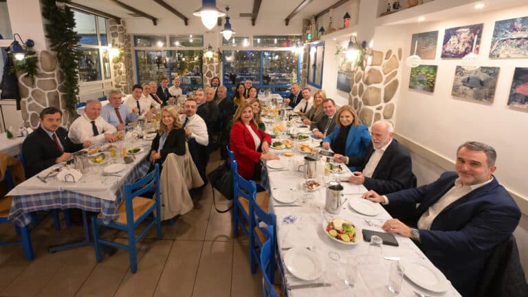 Δείπνο του Ν. Ανδρουλάκη στην ταβέρνα «Τράτα»